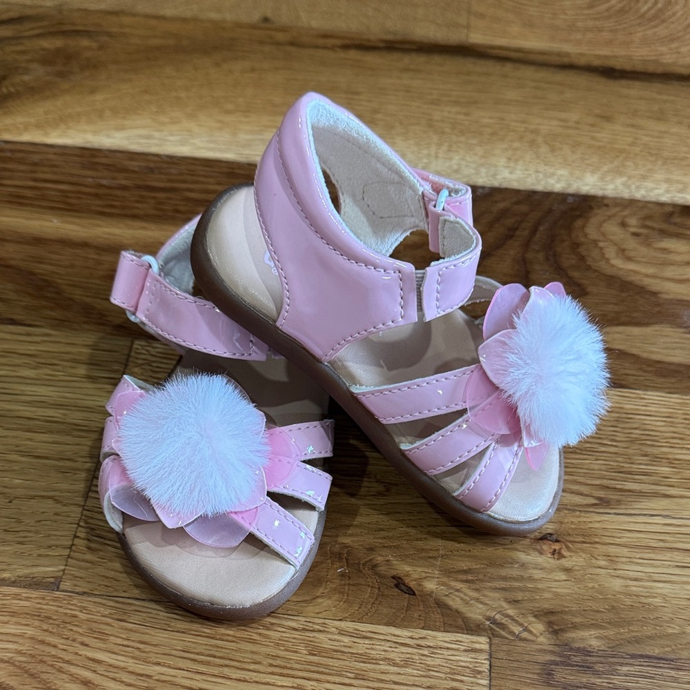 New UGG Baby Girl Sandals Size 4/5